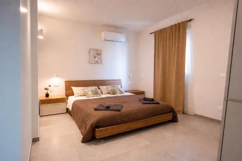 a bedroom with a large bed in a room at Davs Home Appartamento per 4 a Lentini con WiFi Self Check in in Lentini