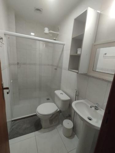 a bathroom with a toilet and a shower and a sink at Recanto Vista Mar - Costa Verde, Mangaratiba in Mangaratiba