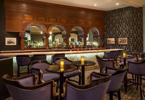 a bar in a restaurant with tables and chairs at Quinta Edén Villahermosa in Villahermosa