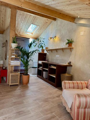 a living room with a couch and a desk with plants at Wellbeing guesthouse Casa é Connosco in Alvaiázere