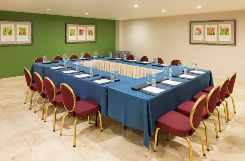 a long blue table and chairs in a room at Quinta Edén Villahermosa in Villahermosa