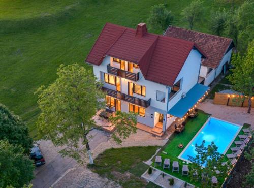 an aerial view of a house with a swimming pool at Apartments Villa Mavi Plitvice in Drežnik Grad