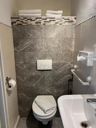 mała łazienka z toaletą i umywalką w obiekcie Hotel Corel w Scheveningen