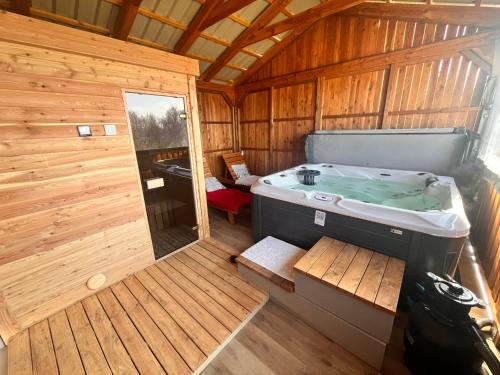an overhead view of a tub in a wooden cabin at Chata POD HOUBOVÝM VRCHEM in Horní Planá
