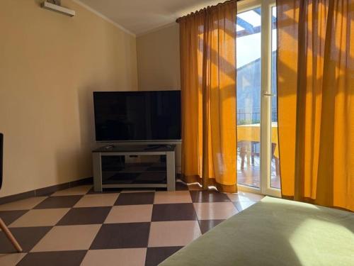 Prime Location Apartment with FREE Private parking & Balcony