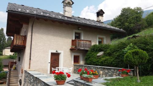 ein kleines Haus mit Blumen davor in der Unterkunft Au Coeur in Verrayes