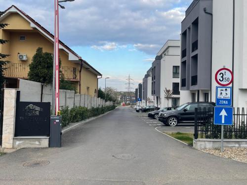 a street with cars parked on the side of a building at RelaxDream in Sînmartin
