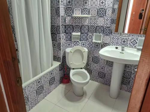 a bathroom with a toilet and a sink at Pet Friendly Apartment Playa Tavernes in Tavernes de Valldigna