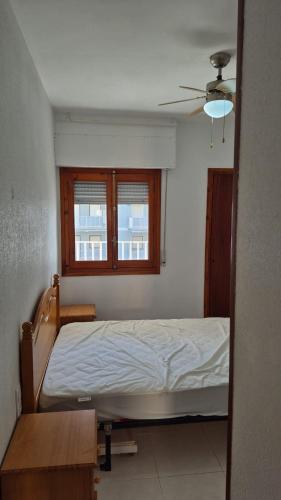 a bedroom with a bed and a window at Pet Friendly Apartment Playa Tavernes in Tavernes de Valldigna