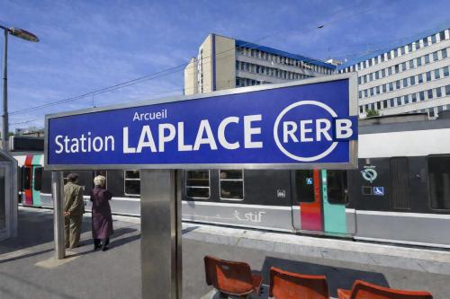 a sign at a station with a train at Résidence Chlorophylle - Arcueil in Arcueil