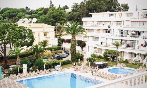 By the beach with pool and kids area Resort Apt