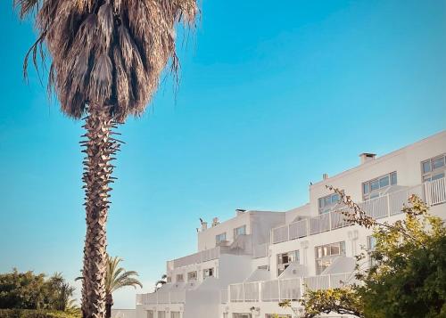 By the beach with pool and kids area Resort Apt