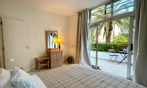 By the beach with pool and kids area Resort Apt