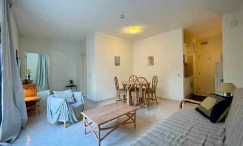 By the beach with pool and kids area Resort Apt