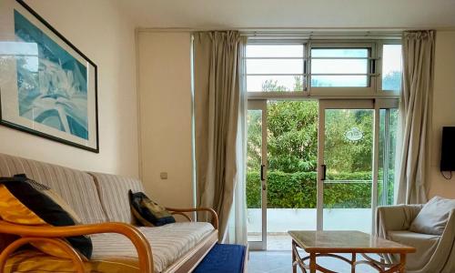 By the beach with pool and kids area Resort Apt