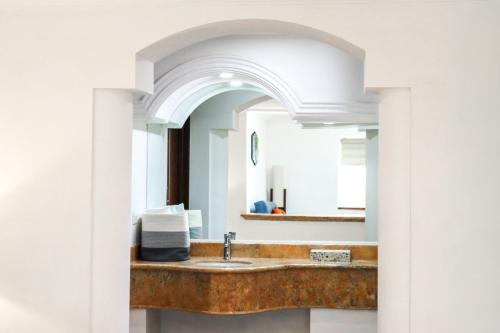 a bathroom with a sink and a mirror at Hotel Boutique Plaza Doradas in San José del Cabo