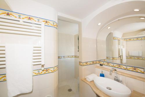 bagno con lavandino e specchio di Casa Valentina a Positano