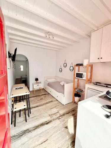 Elenitas Town house with Balcony and Sea View