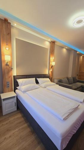 Elegance Lux Living 214