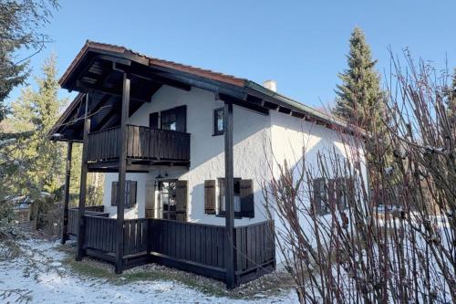 a small house with a balcony in the snow at Nalas Auszeit in Regen