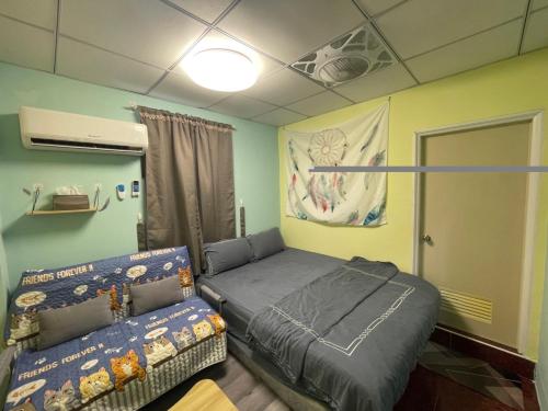 a small bedroom with a bed and a ceiling at 綠島-Hi Young 漾&漾居 in Green Island