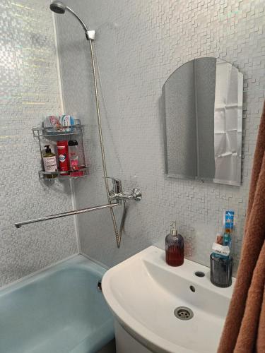 a bathroom with a sink and a bath tub at 2 кімнатні апартаменти в центрі міста in Pavlohrad