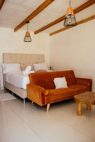 a living room with a couch and a bed at Sababa Resort in San Pedro La Laguna
