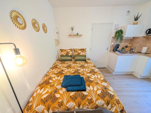 a small bedroom with a bed in a room at Le Studio Évasion Tropicale in Quimper