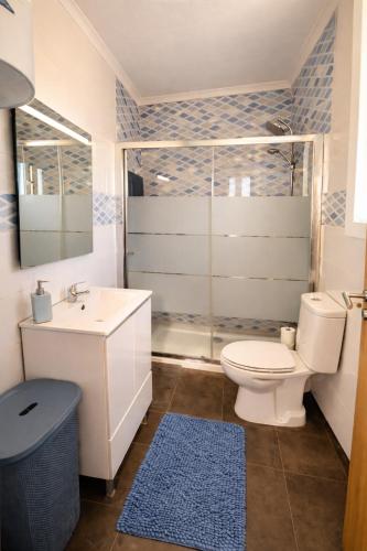 a bathroom with a toilet and a sink and a shower at Herama Sea Guesthouse in Vila Nova de Gaia