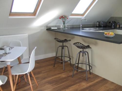 A kitchen or kitchenette at Maltings Loft