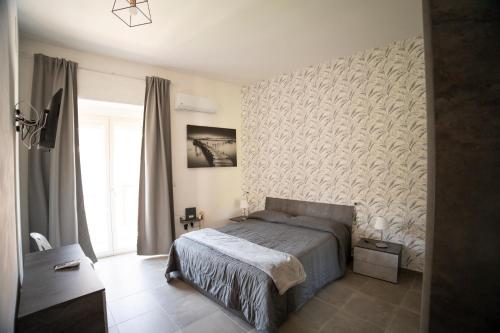 ein kleines Schlafzimmer mit einem Bett und einem Fenster in der Unterkunft Penta House in Fisciano