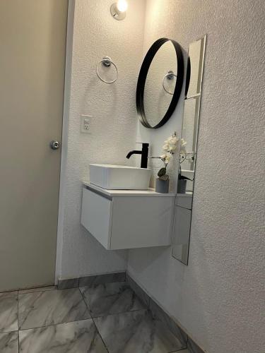 a bathroom with a sink and a mirror at Mi Casa Modernista cerca del AIFA in Santa Cruz Tecamac