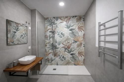 a bathroom with a sink and a wall at Davs Home Appartamento per 4 a Lentini con WiFi Self Check in in Lentini