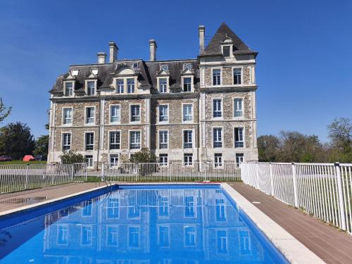 an old building with a swimming pool in front of it at ChâtEscos - Estudio en Château in Escos