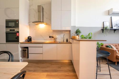 Elegant loft close to the airport by beBalmy