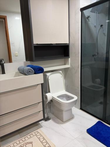 a bathroom with a toilet and a sink and a shower at JUPET Studio in Brasília