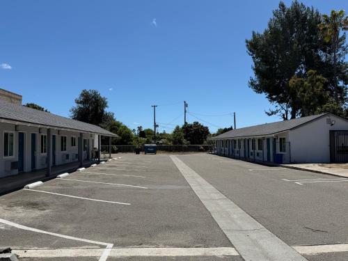 an empty parking lot in front of a building at Angel's Motel near Anaheim in Orange
