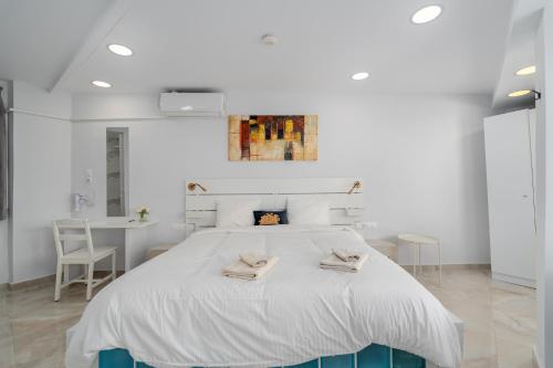 Urban loft with balcony across the Acropolis!