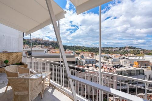 Urban loft with balcony across the Acropolis!