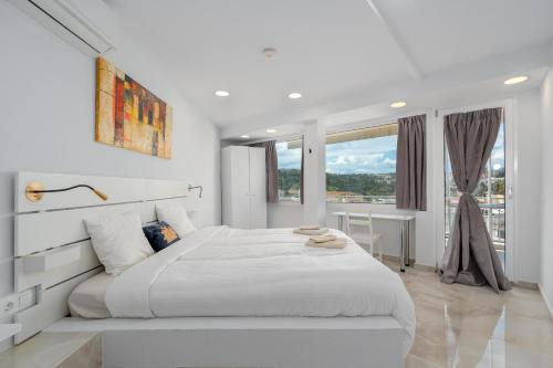 Urban loft with balcony across the Acropolis!