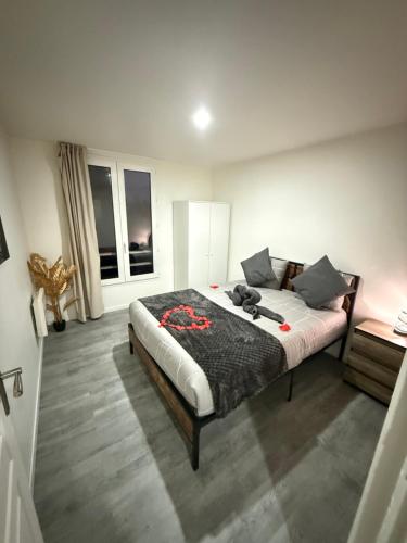 a bedroom with a large bed in a room at Love appart Parisienne in Villeneuve-Saint-Georges