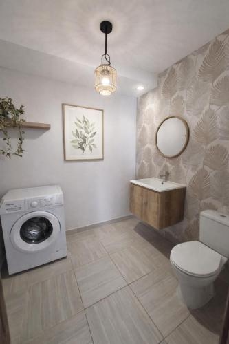 een badkamer met een wasmachine en een wastafel bij Isula Bella in Prunelli-di-Fiumorbo