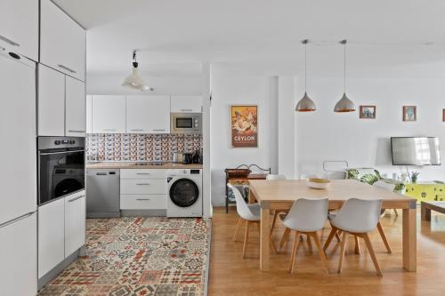 Bright Spacious Cozy Apt in Historic Malaga Shops