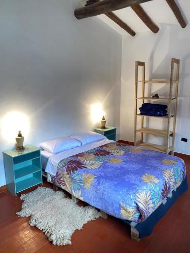a bedroom with a bed and two night stands at Raíz Azul in Pisac