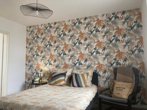 a bedroom with a bed and a floral wallpaper at Gorgeous duplex near top attractions in Saint-Ouen