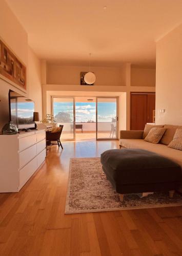 a living room with a bed and a television and a living room at Ilhéu à Vista in Água de Alto