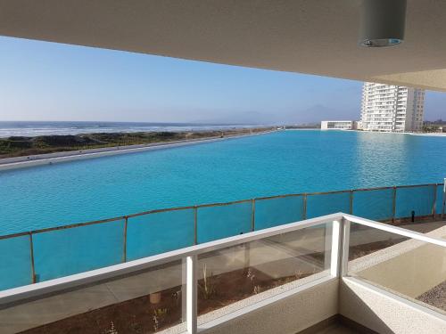 - Balcón con vistas al agua en un edificio en Laguna del Mar Apartamento 208, en La Serena