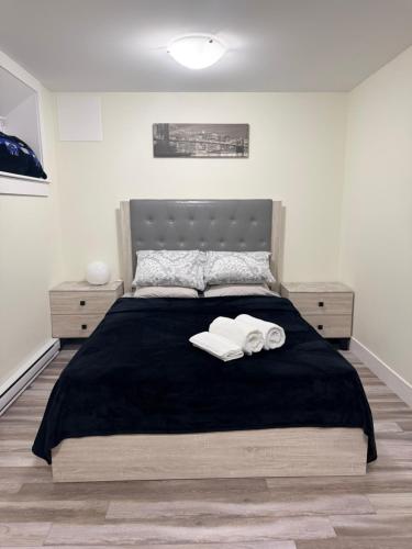 ein Schlafzimmer mit einem großen Bett, auf dem zwei Handtücher liegen in der Unterkunft Sanctuary! in Halifax