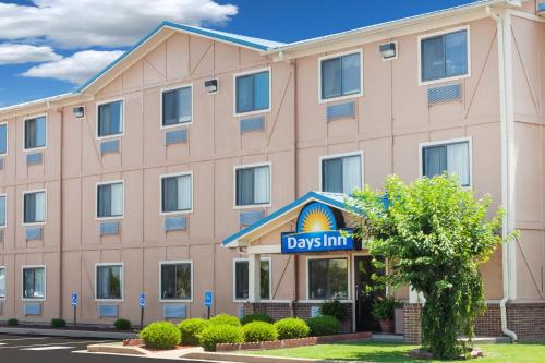 un bâtiment avec un panneau d'auberge de jour devant lui dans l'établissement Days Inn by Wyndham Dyersburg, à Dyersburg