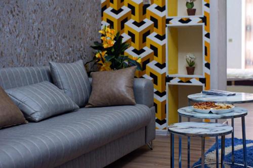 ein Wohnzimmer mit Sofa und Tisch in der Unterkunft Alfa Apartman in Baku